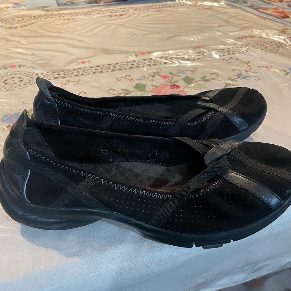 Black Minimalist Slip-On Flats
